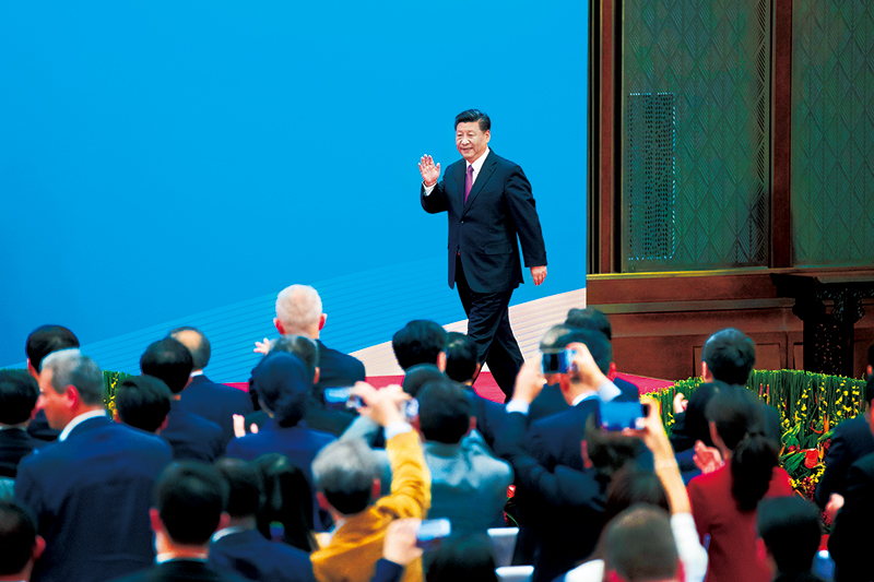 2019年4月27日，第二屆“一帶一路”國際合作高峰論壇在北京雁棲湖國際會(huì)議中心舉行圓桌峰會(huì)，國家主席習(xí)近平主持會(huì)議并致開幕辭。圓桌峰會(huì)閉幕后，習(xí)近平會(huì)見中外記者，介紹第二屆“一帶一路”國際合作高峰論壇圓桌峰會(huì)情況和主要成果。這是習(xí)近平步入記者會(huì)現(xiàn)場。 