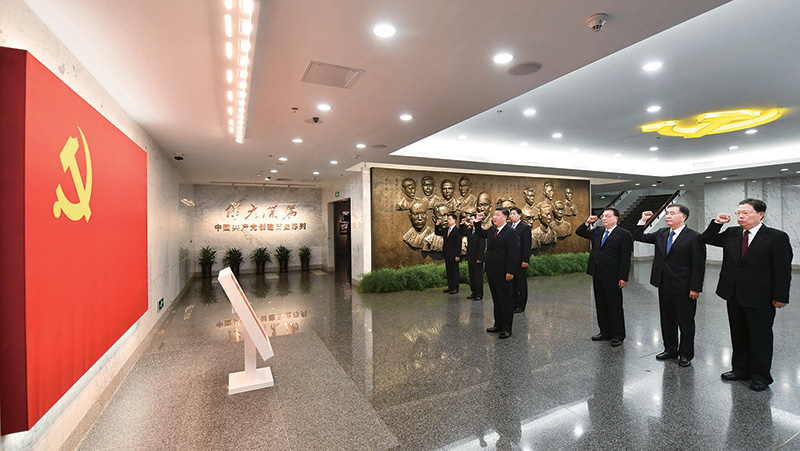 2017年10月31日，中共中央總書記、國家主席、中央軍委主席習(xí)近平帶領(lǐng)中共中央政治局常委李克強、栗戰(zhàn)書、汪洋、王滬寧、趙樂際、韓正，瞻仰上海中共一大會址和浙江嘉興南湖紅船。這是31日上午，在上海中共一大會址紀念館，習(xí)近平帶領(lǐng)其他中共中央政治局常委同志一起重溫入黨誓詞。 