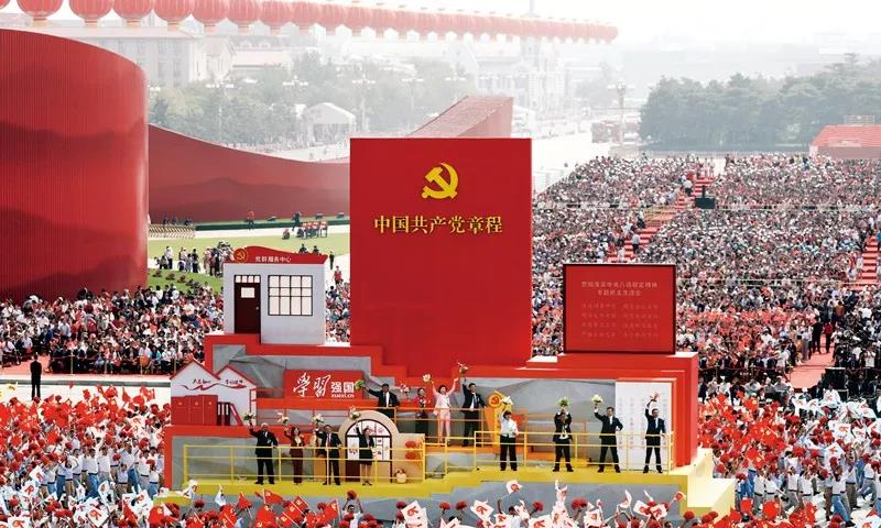 2019年10月1日上午，慶祝中華人民共和國(guó)成立70周年大會(huì)在北京天安門廣場(chǎng)隆重舉行。這是群眾游行中的“從嚴(yán)治黨”方陣。新華社記者 蘭紅光/攝