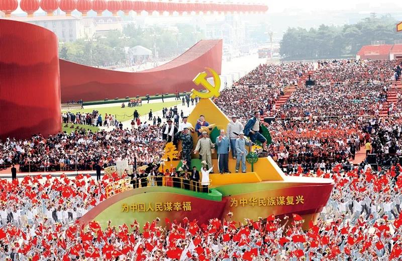 2019年10月1日上午，慶祝中華人民共和國(guó)成立70周年大會(huì)在北京天安門廣場(chǎng)隆重舉行。這是群眾游行中的“不忘初心”方陣。新華社記者 蘭紅光/攝
