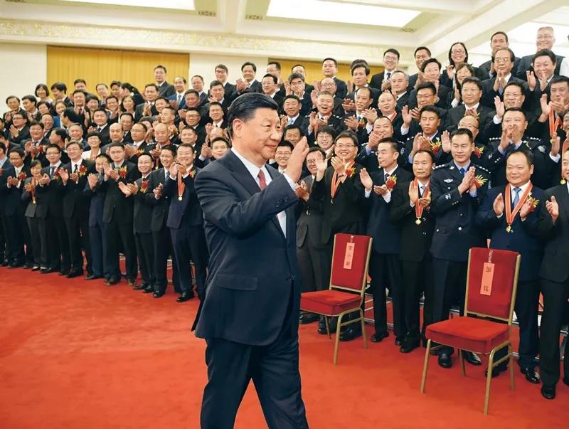 2019年6月25日，黨和國(guó)家領(lǐng)導(dǎo)人習(xí)近平、李克強(qiáng)、王滬寧等在北京人民大會(huì)堂會(huì)見(jiàn)第九屆全國(guó)“人民滿意的公務(wù)員”和“人民滿意的公務(wù)員集體”受表彰代表。新華社記者 李學(xué)仁/攝
